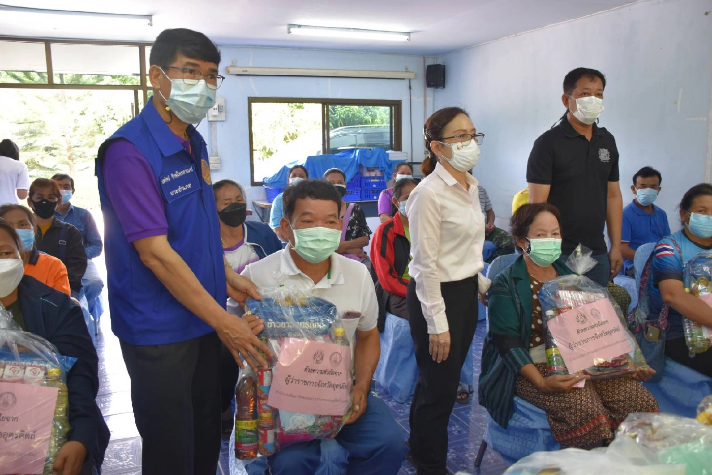 พมจ.อุตรดิตถ์ เดินสาย มอบถุงยังชีพ-สู้ภัยโควิด