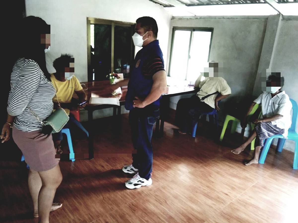 ฝ่าฝืนอีกแล้ว! นอภ.พุนพินบุกจับ 7 ผู้ต้องหาลักลอบเล่นพนัน