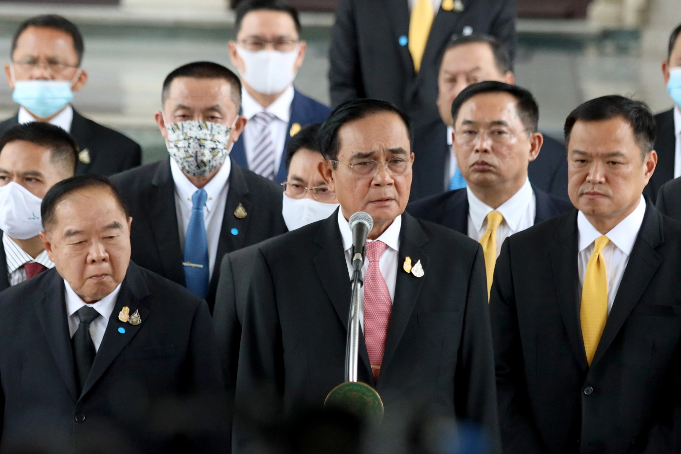 จับตา! ศึก “ใน-นอก” สภาฯ รุมสกรัมรัฐบาล