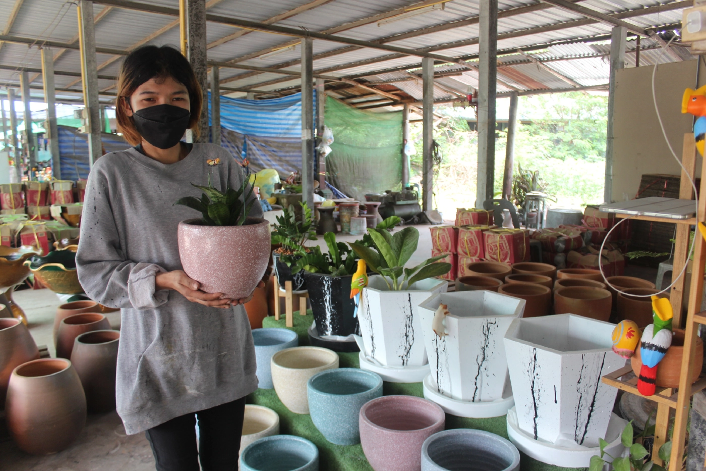 กระถางต้นไม้ดินเผาขายดี สวนกระแสวิกฤติโควิด-19