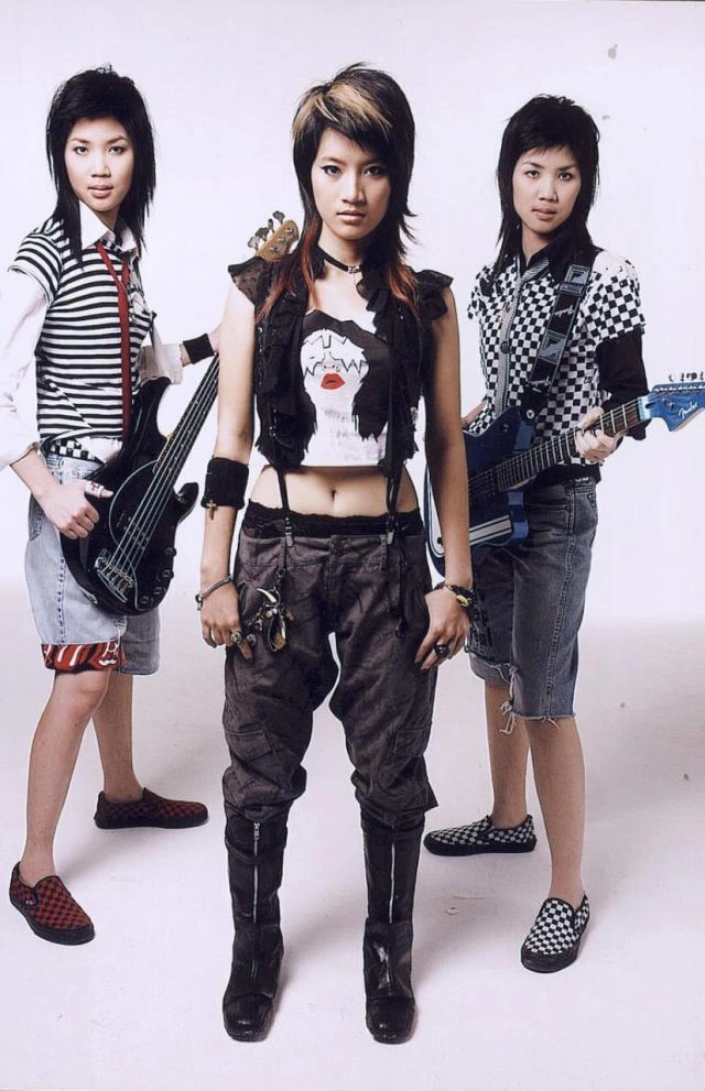 เปิดประวัติลูกสาวฝาแฝดนายกฯ 