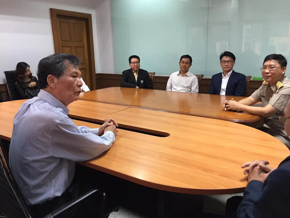 นายมงคล พิพัฒสัตยานุวงศ์ นายกสมาคมผู้ผลิต ผู้ค้าและส่งออกไข่ไก่ (หันหลัง)