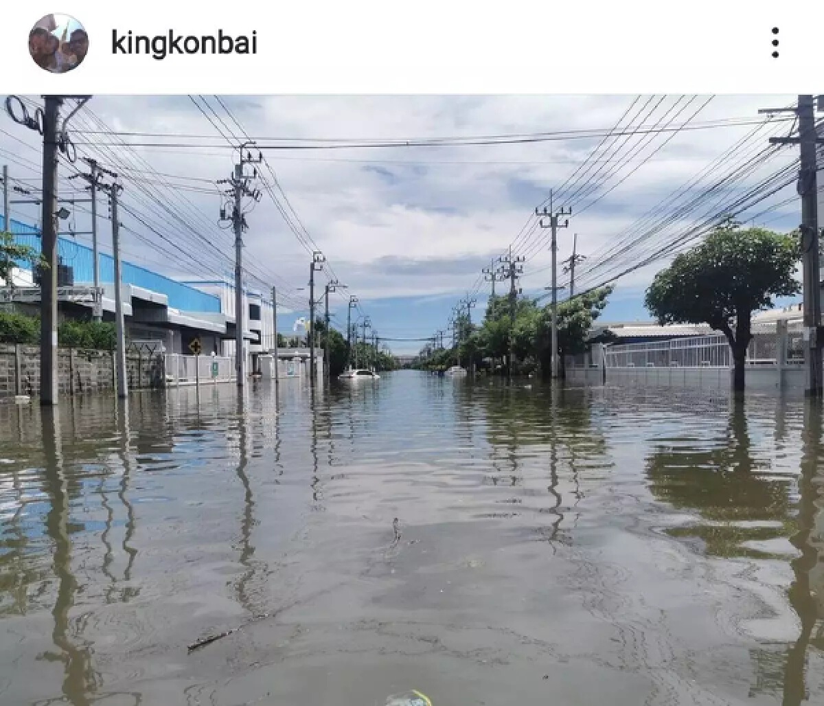 "คิง ก่อนบ่าย" ลงพื้นที่ ส่งความช่วยเหลือผู้ประสบภัยน้ำท่วมที่บางปู
