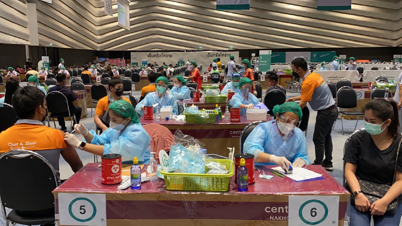 รพ.มหาราชโคราช ลุยฉีดซิโนฟาร์มเข็ม1 AZเข็ม2 พร้อมแจงATKกับPCR