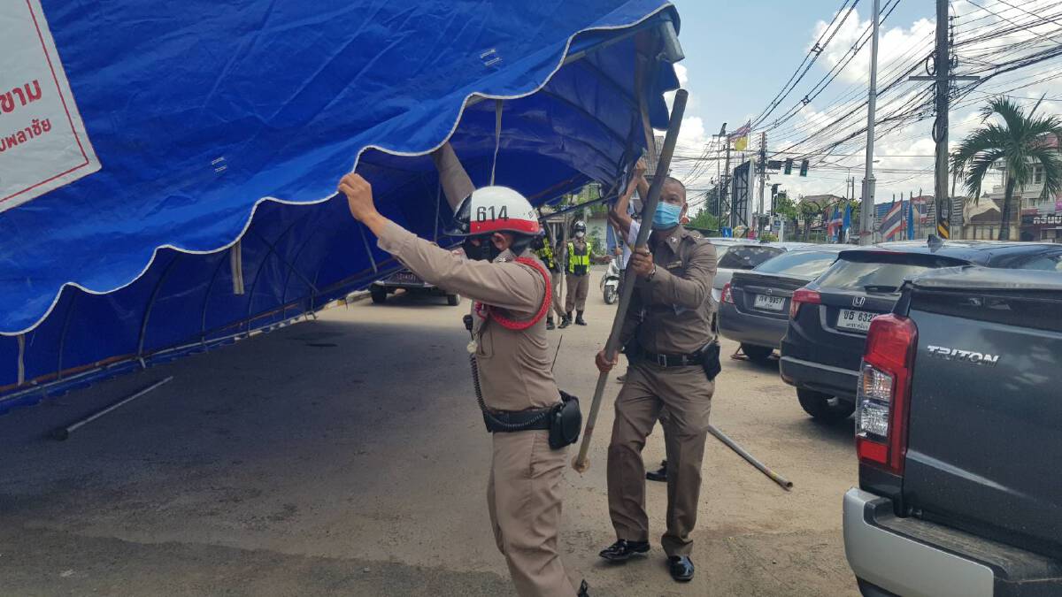 ลดความแออัด กางเต็นท์บริการปชช.หน้าโรงพักหลังตำรวจติดโควิด6นาย