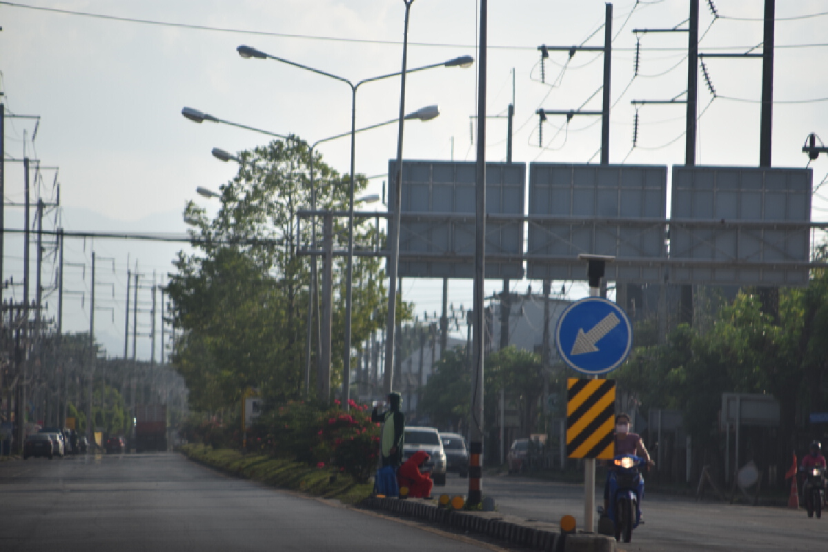 รายได้เสริมยามว่างนักเรียน-นักศึกษาหาได้ตามสี่แยกไฟแดง