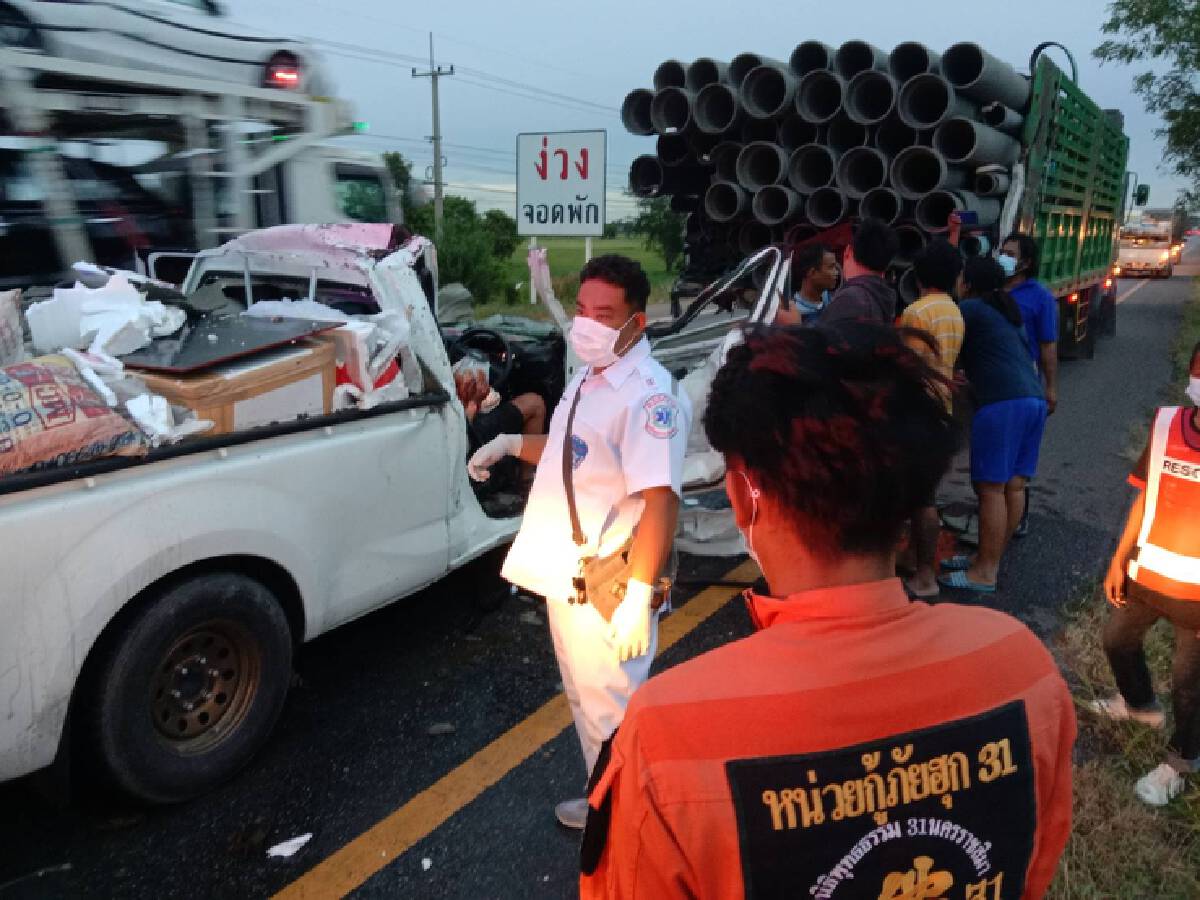 หนุ่มซิ่งกระบะขนอาหารแช่แข็ง ชนท้ายรถบรรทุก สาหัส