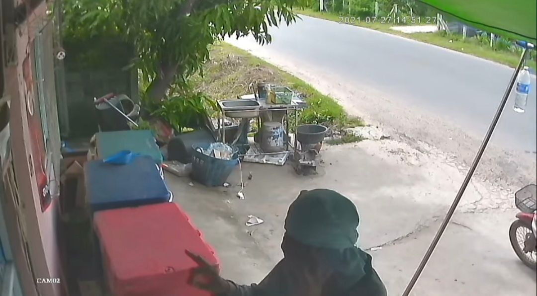 โจรแสบทำทีซื้อเหล้า ออกอุบายให้เจ้าของไปหลังร้านก่อนฉกหนีลอยนวล