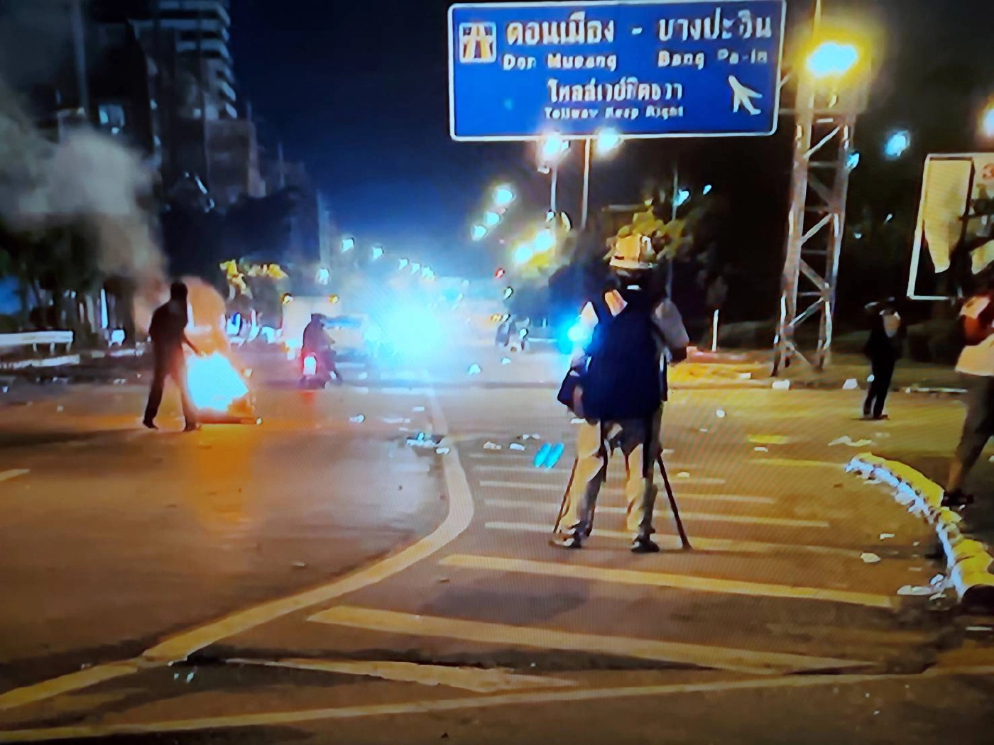 สรุปไทม์ไลน์ม็อบ 29 ส.ค. บริเวณแยกดินแดง ม็อบไม่ยอมสลายตัว