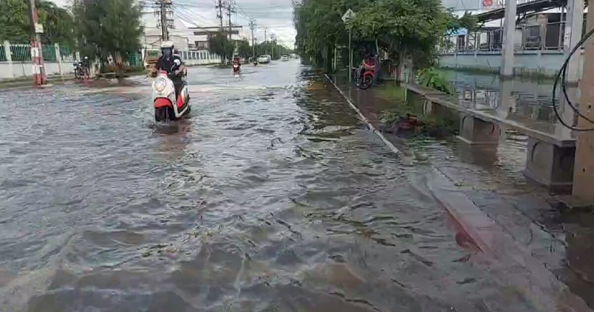 เช็กเลย นิคมอุตสาหกรรมบางปู น้ำท่วมเริ่มลดแล้ว รถยนต์เล็กวิ่งได้