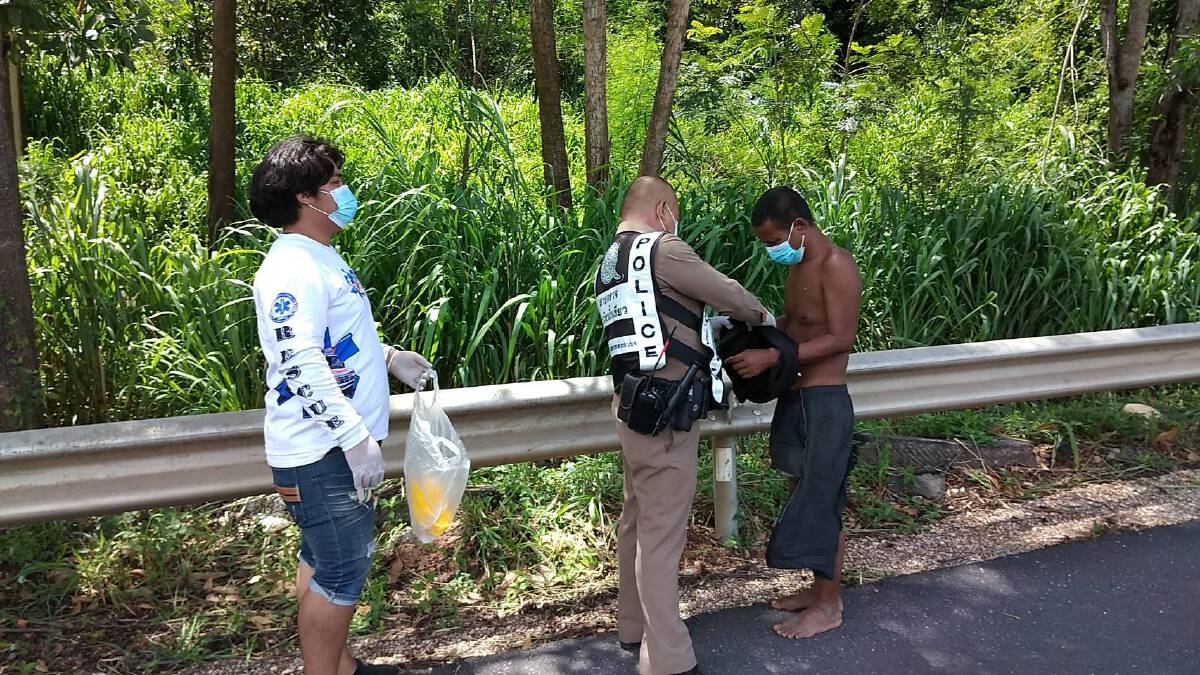 ตร.โคราชใจดี  สวมหน้ากาก-เสื้อผ้าให้ชายวิกลจริตเดินเท้าเปล่าลำพัง