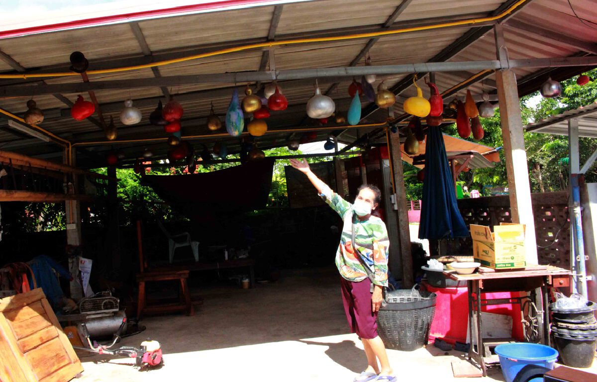 แม่ค้าไอเดียเก๋เพ้นท์สีน้ำเต้าประดับร้านเรียกลูกค้า