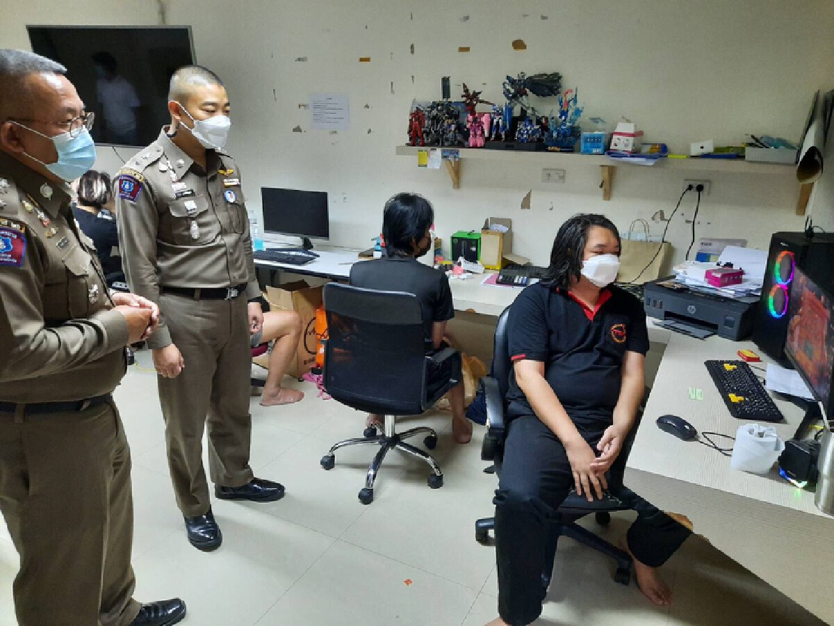 บุกจับแอดมินเว็บพนันออนไลน์  ขณะบริการลูกค้าหน้าจอคอมพิวเตอร์