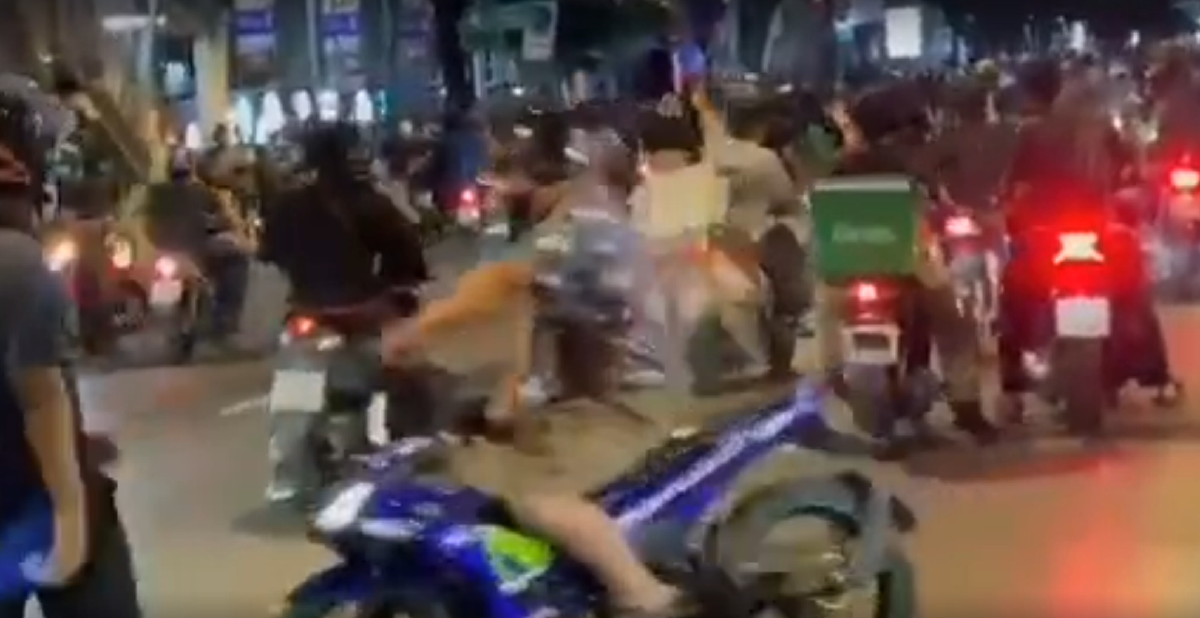 ม็อบปลดแอกเดินหน้าบุก สตช.