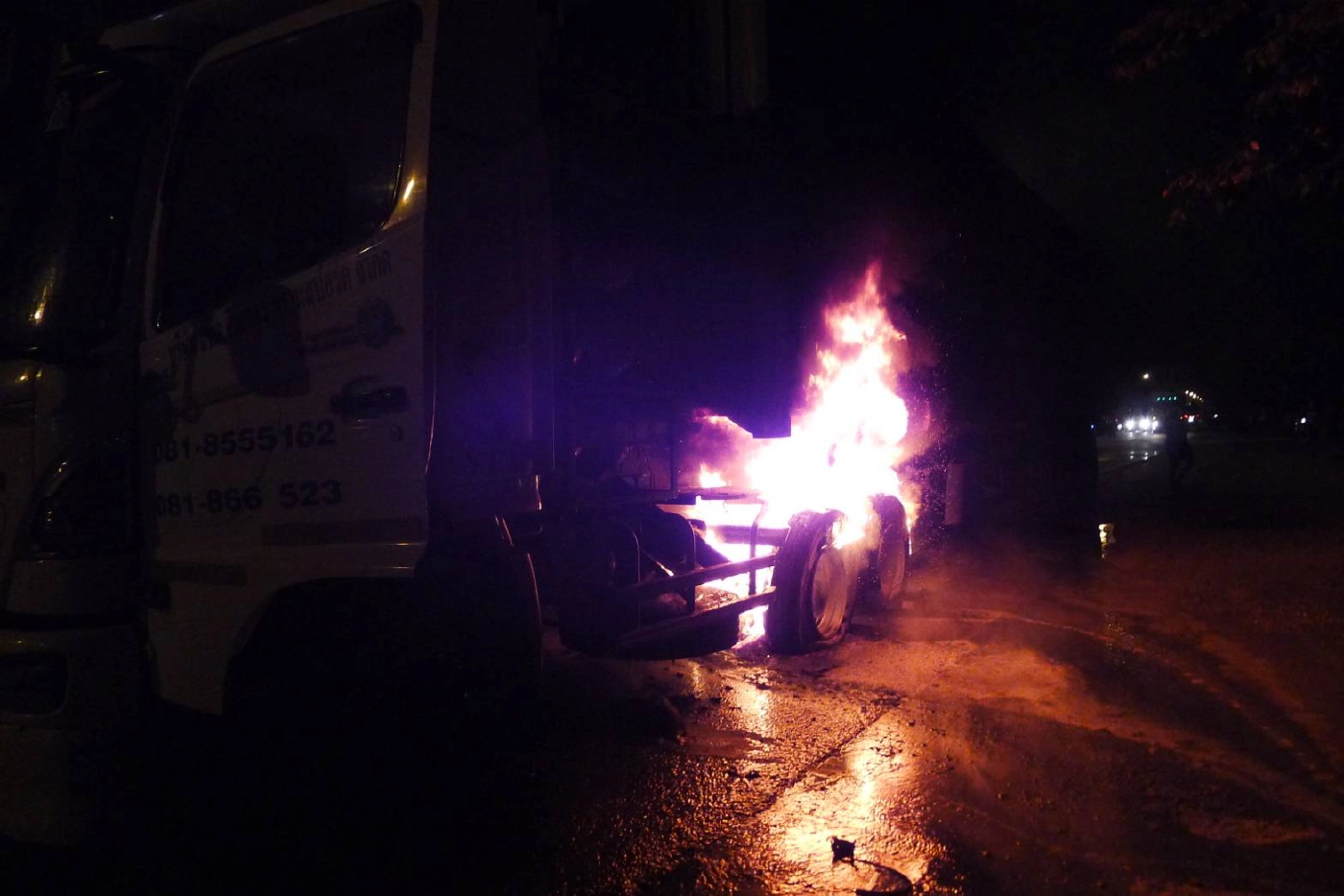 หวิดวอดรถพ่วงบรรทุกลำไยเต็มคันไฟไหม้