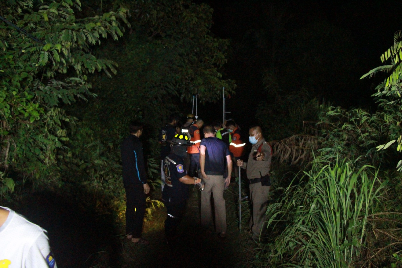 หนุ่มเมาเหล้าคลั่งอาละวาดทำลายของ ตบหลานวัย11ขวบ-ทุบรถตร.