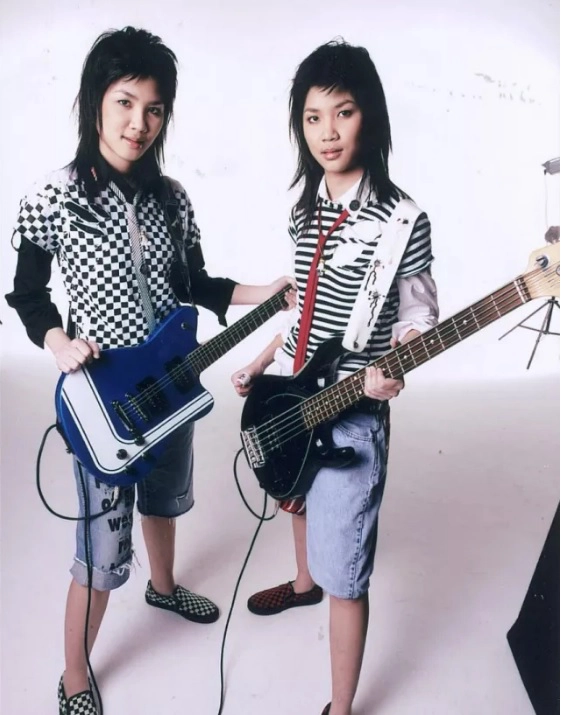 เปิดประวัติลูกสาวฝาแฝดนายกฯ 