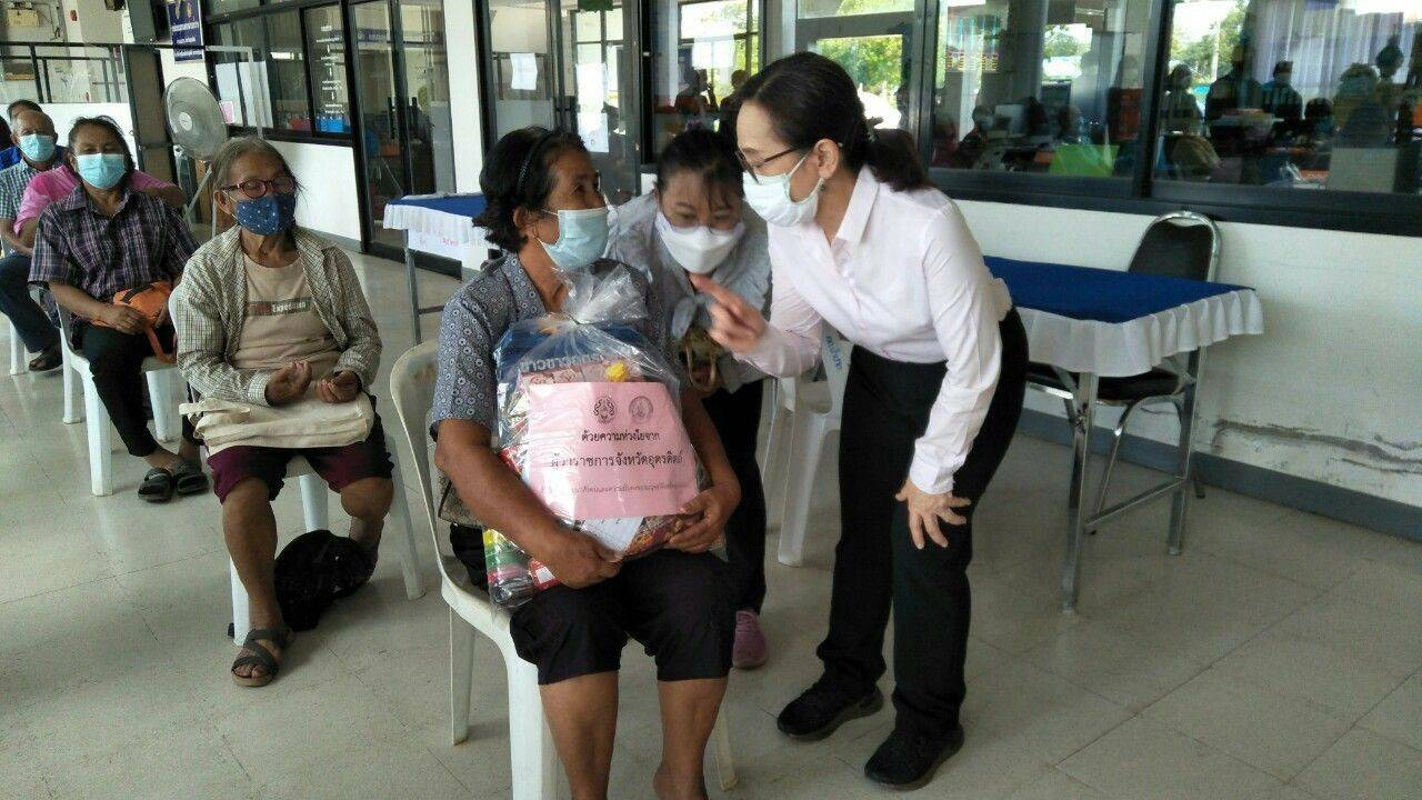 พมจ.อุตรดิตถ์ เดินสาย มอบถุงยังชีพ-สู้ภัยโควิด