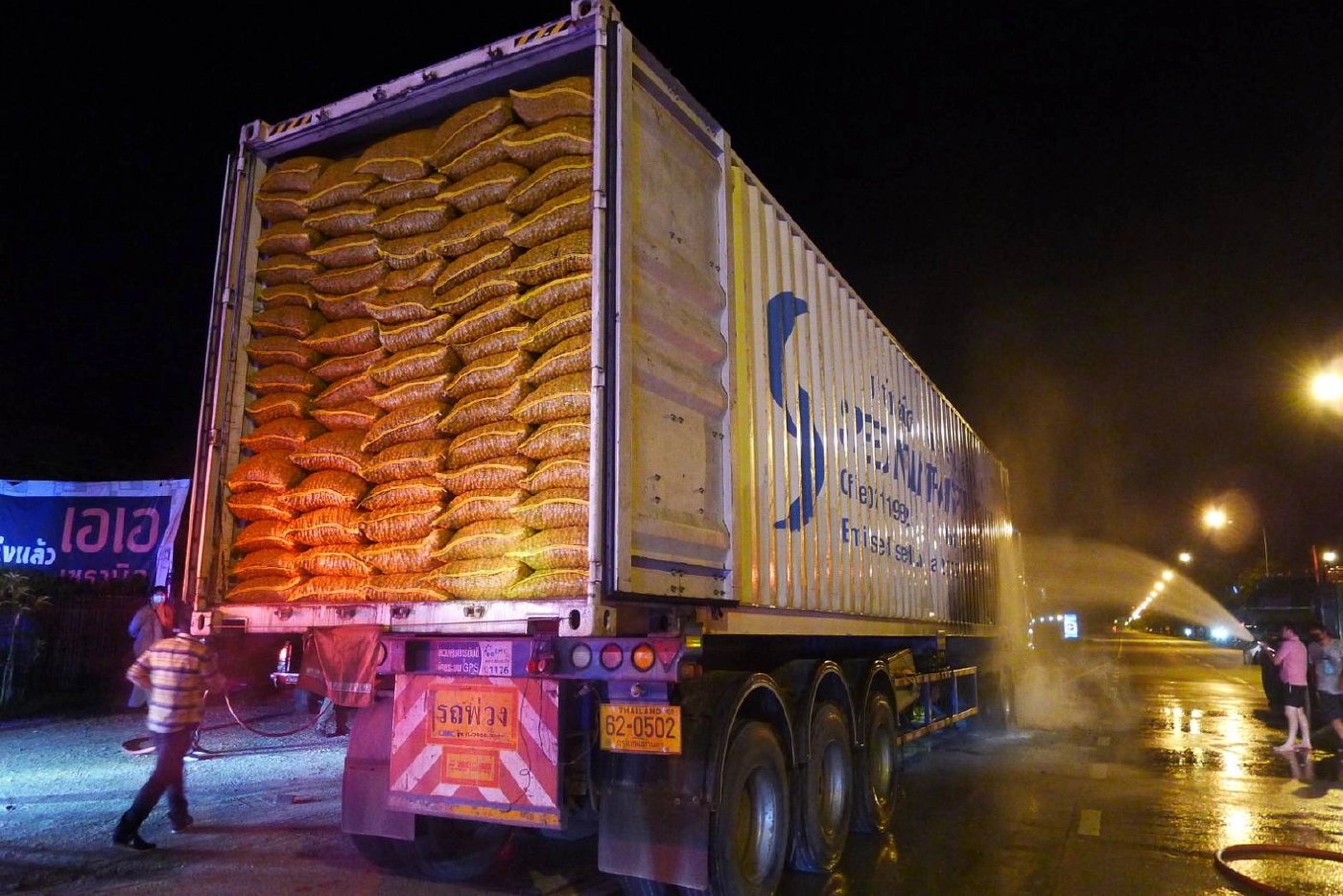 หวิดวอดรถพ่วงบรรทุกลำไยเต็มคันไฟไหม้