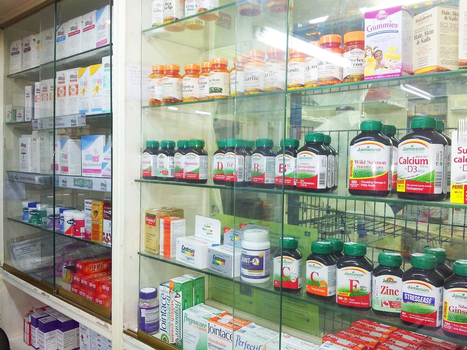 แนะ สธ.ปลดล็อกร้านขายยาขึ้นทะเบียนฯ จ่ายยาฟาวิพิราเวียร์ผู้ป่วยโควิด