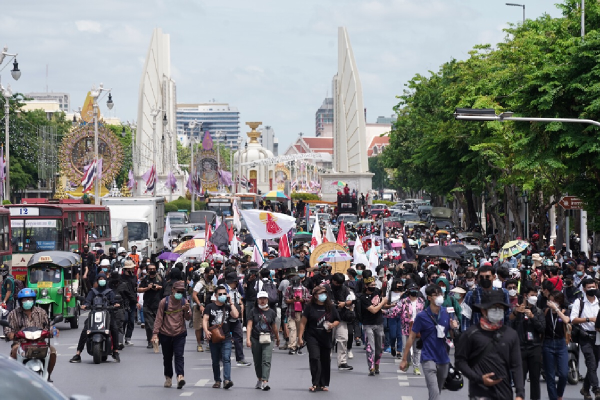 กลุ่มม็อบบริเวณใกล้ท้องสนามหลวง