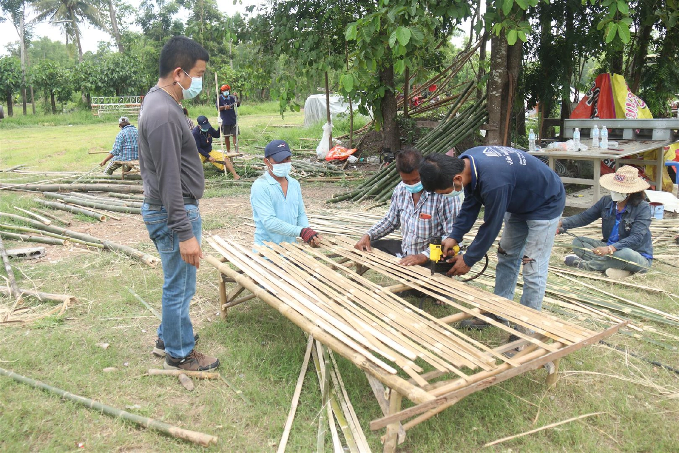 ภูมิปัญญาท้องถิ่น!-ทำแคร่ไม้ไผ่เป็นเตียงผู้ป่วย