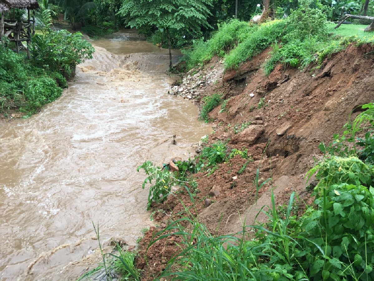 วอนทางหลวงเร่งแก้-น้ำเซาะขอบถนนหลวง