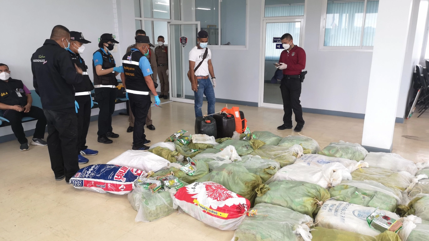 ยึดไอซ์ปริศนาลอยกลางทะเลตรังมูลค่ากว่า 600 ล้านบาท