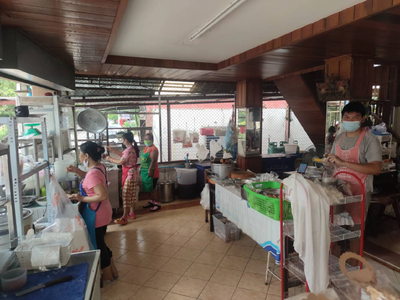 “ยายเป้า กระเด้าหม้อ” ร้านขนมจีนชื่อดังโคราช เจอล็อกดาวน์ ยอดขายวูบ 70%