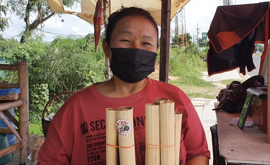 แม่ค้าน้ำใจงามแจกข้าวหลามน้ำดื่มฟรีทุกวัน