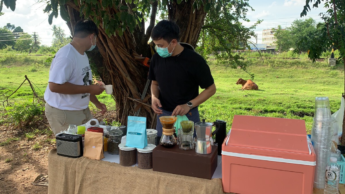 หนุ่มหล่อกาแฟพเนจร เปิดท้ายขายข้างทาง แต่อร่อย