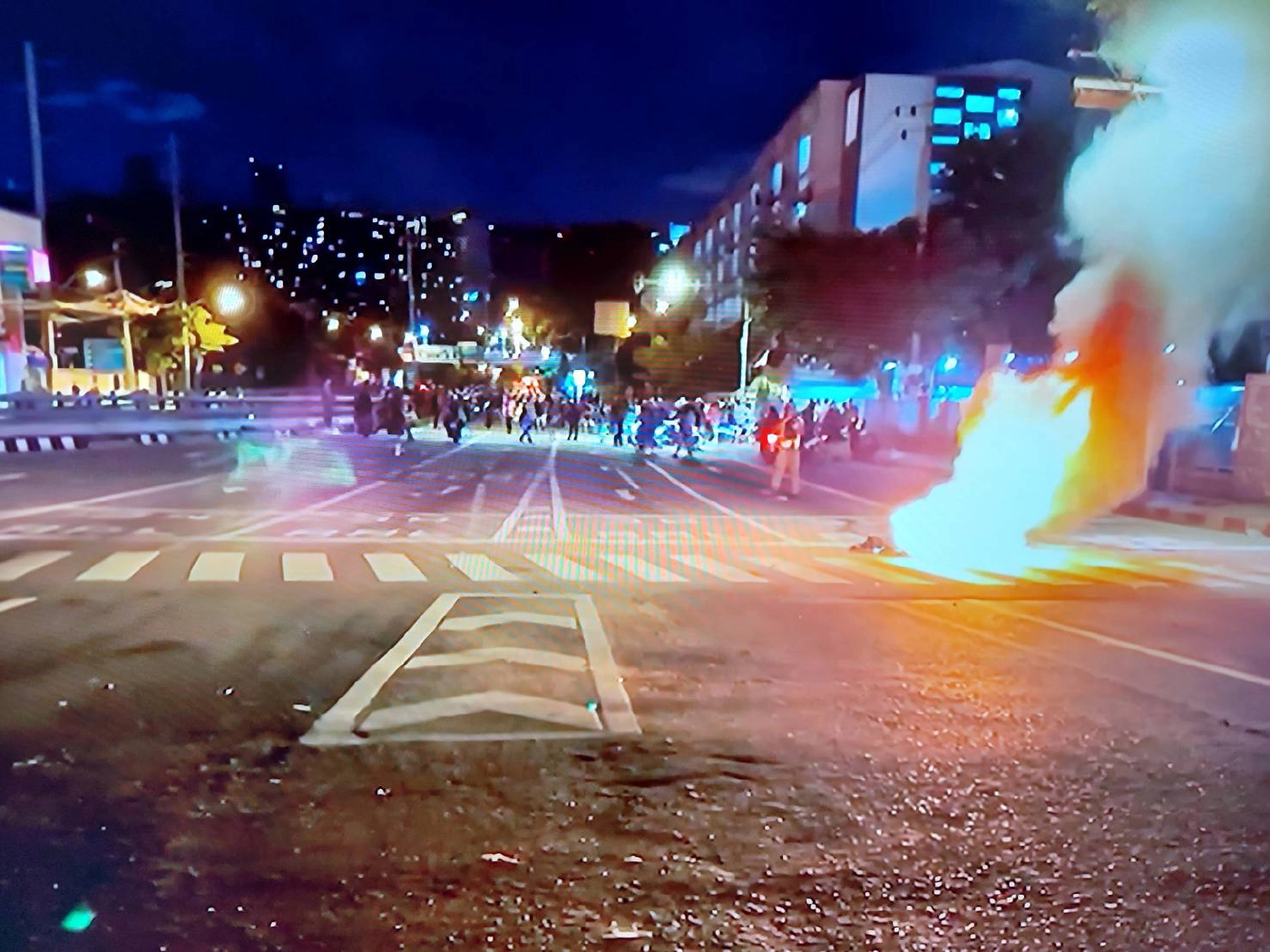 สรุปไทม์ไลน์ม็อบ 29 ส.ค. บริเวณแยกดินแดง ม็อบไม่ยอมสลายตัว