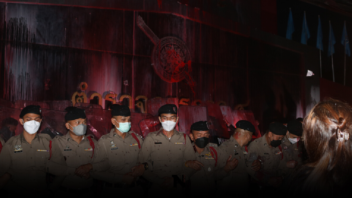 ราษฎรขอนแก่นจัดแกงหม้อใหญ่บุกสาดสีหน้า ตร.ภ. 4