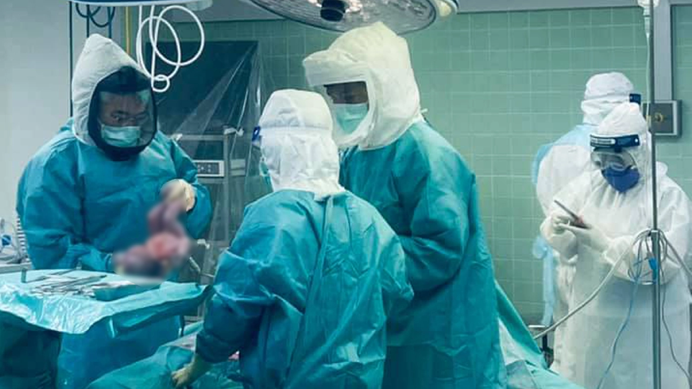 รพ.วชิระภูเก็ต ผ่าคลอดหญิงชาวเมียนมาติดโควิดสำเร็จ ปลอดภัยทั้งแม่และลูก