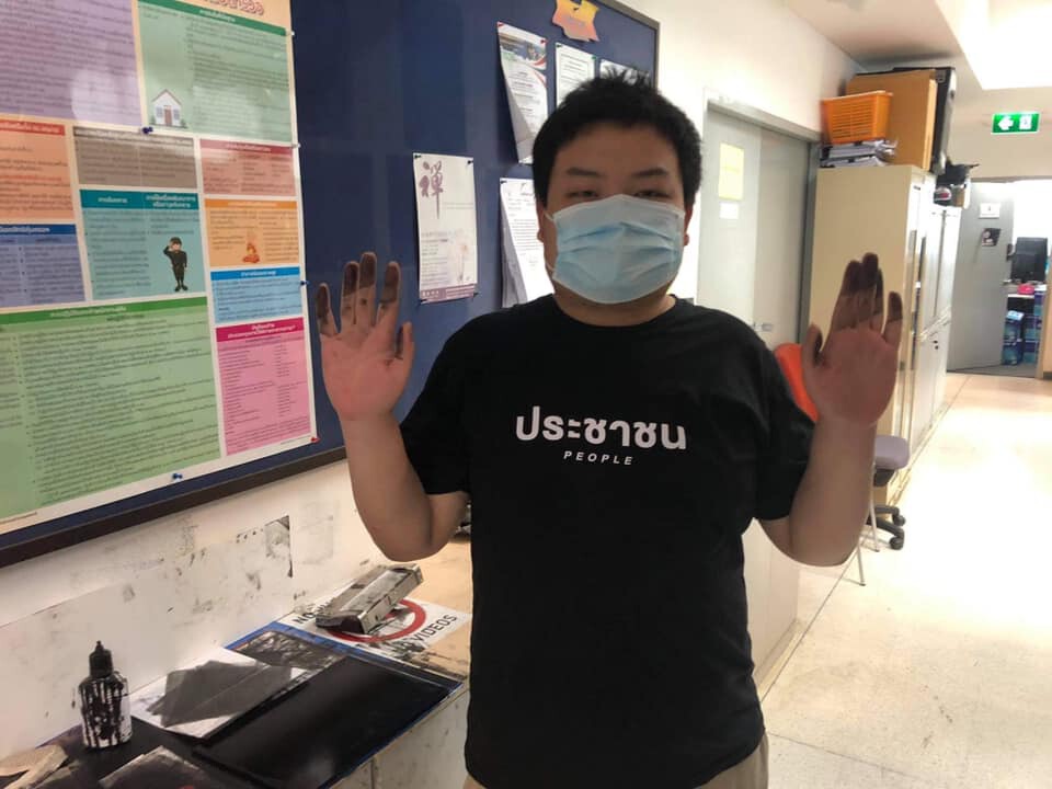 อ้าง "เพนกวิน" อาการไม่ดีต้องใช้เครื่องออกซิเจน 