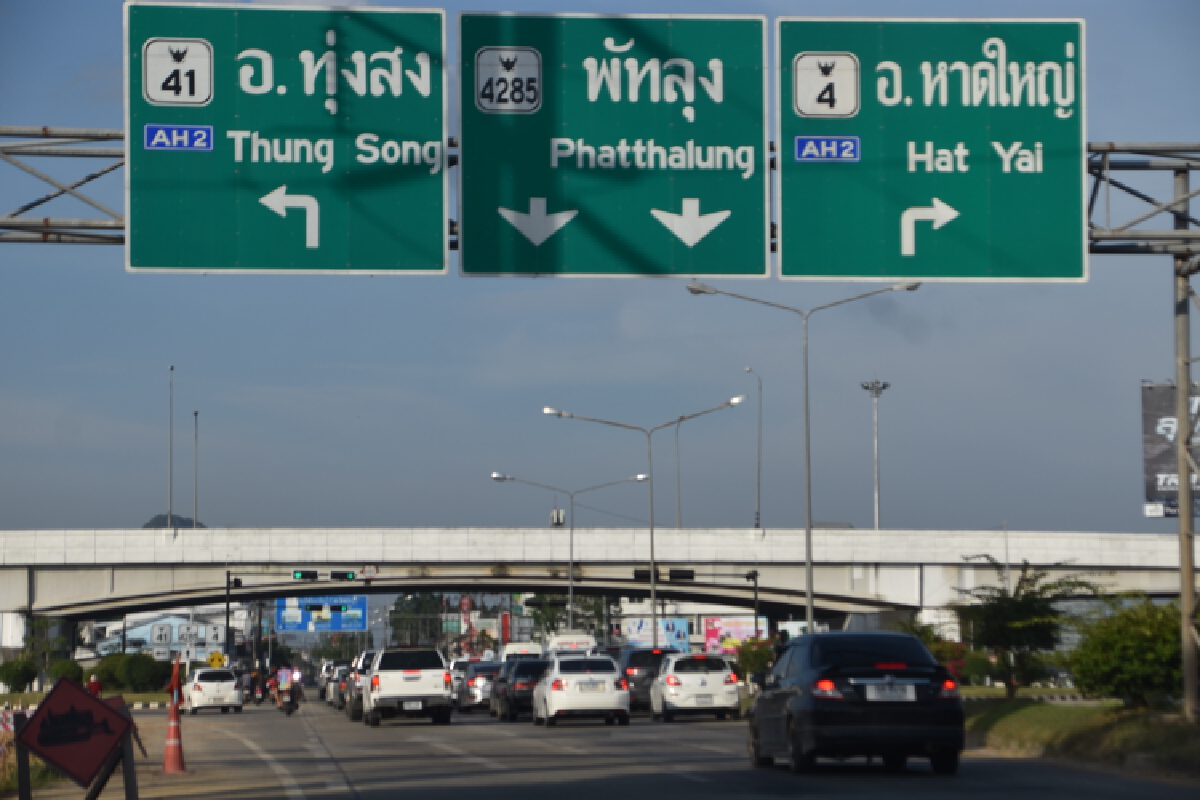 รายได้เสริมยามว่างนักเรียน-นักศึกษาหาได้ตามสี่แยกไฟแดง