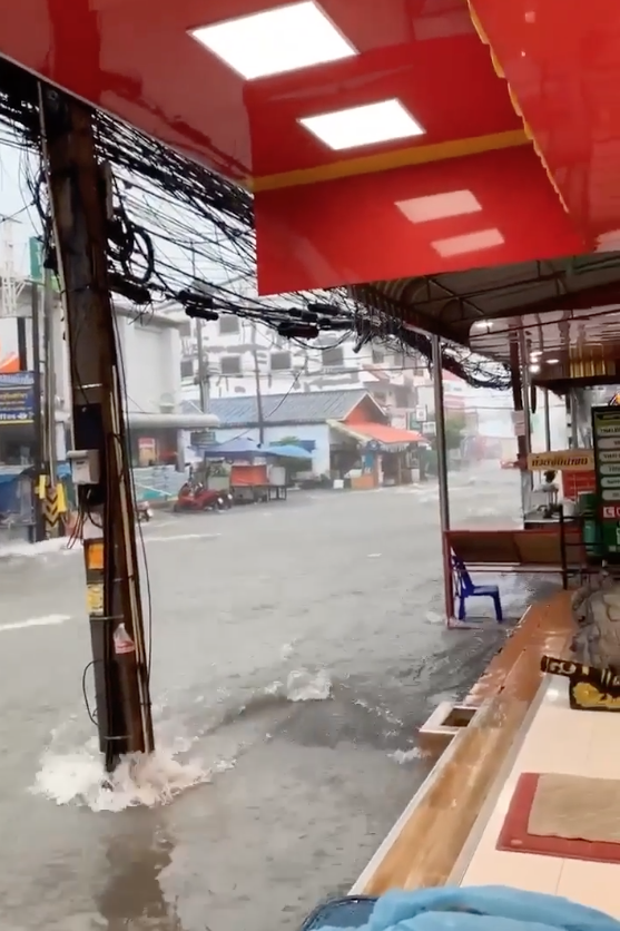 พัทยาอ่วม! หลายพื้นที่จมบาดาลหลังถูกฝนถล่มตั้งแต่เมื่อคืน