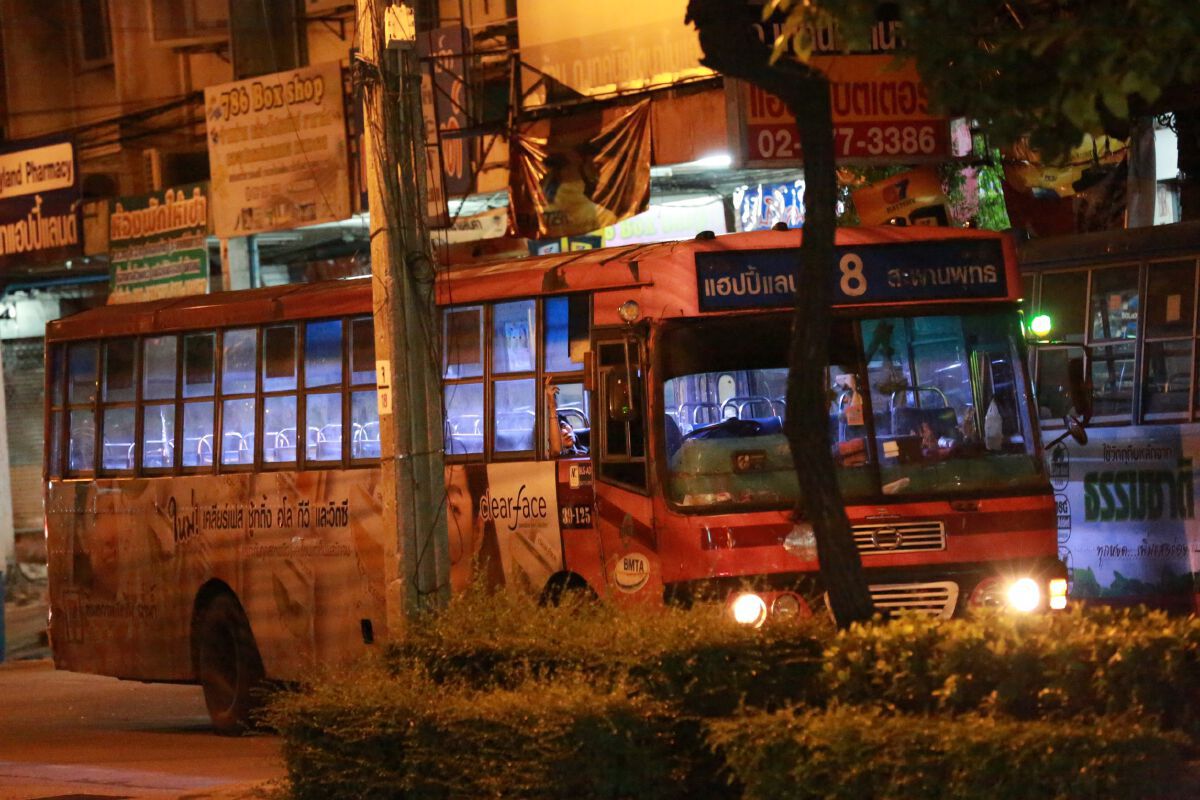 ฝากขังหนุ่มจี้รถเมล์สาย 8 ตร.แจ้ง 3 ข้อหา