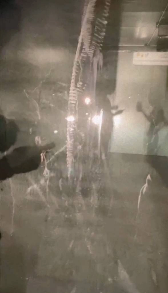 "แม่น้ำหนึ่ง" ขนลุก ! รอยประหลาดโผล่คอนเทนเนอร์หน้าองค์ปู่-คอหวยแห่ขอเลข