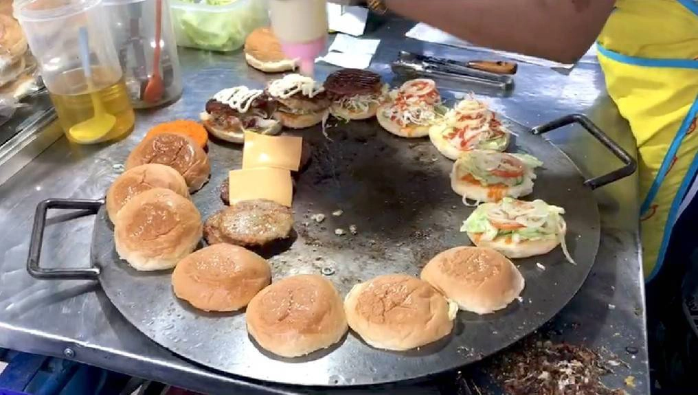 คนชรา คนท้องกินฟรี!!ที่ร้านสถานีเบอร์เกอร์ฯ