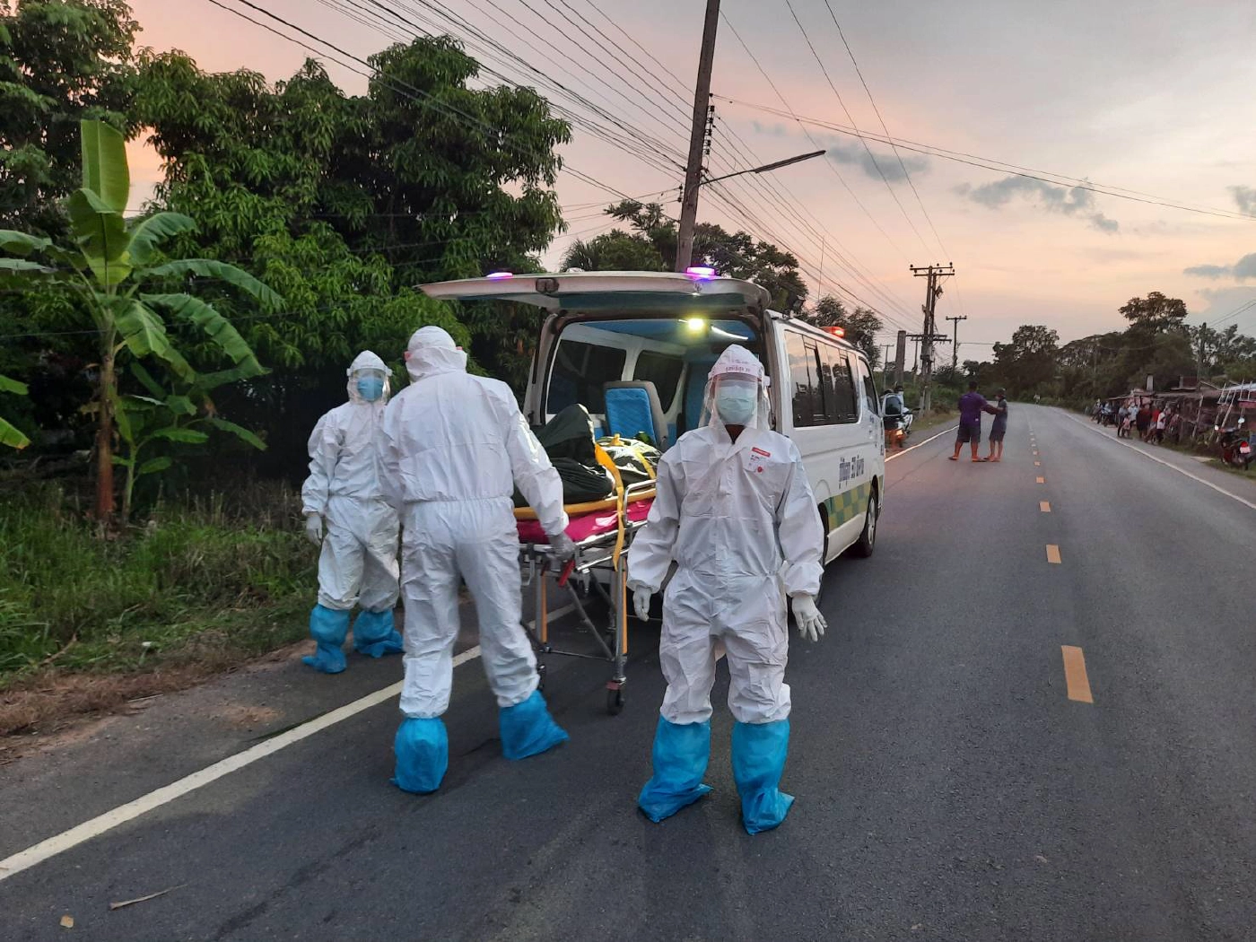 พบศพชายเร่ร่อนนอนตายริมถนนหวั่นติดเชื้อโควิด