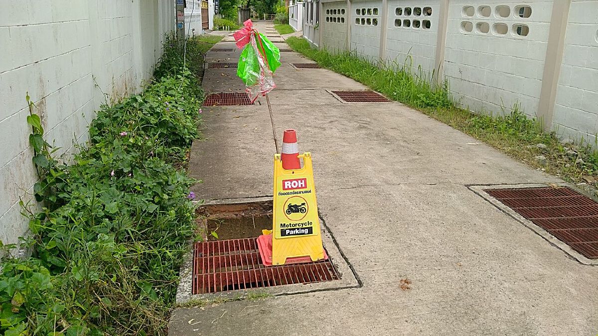 โจรยามวิกาลตระเวนขโมยตะแกรงเหล็กฝาท่อระบายน้ำ