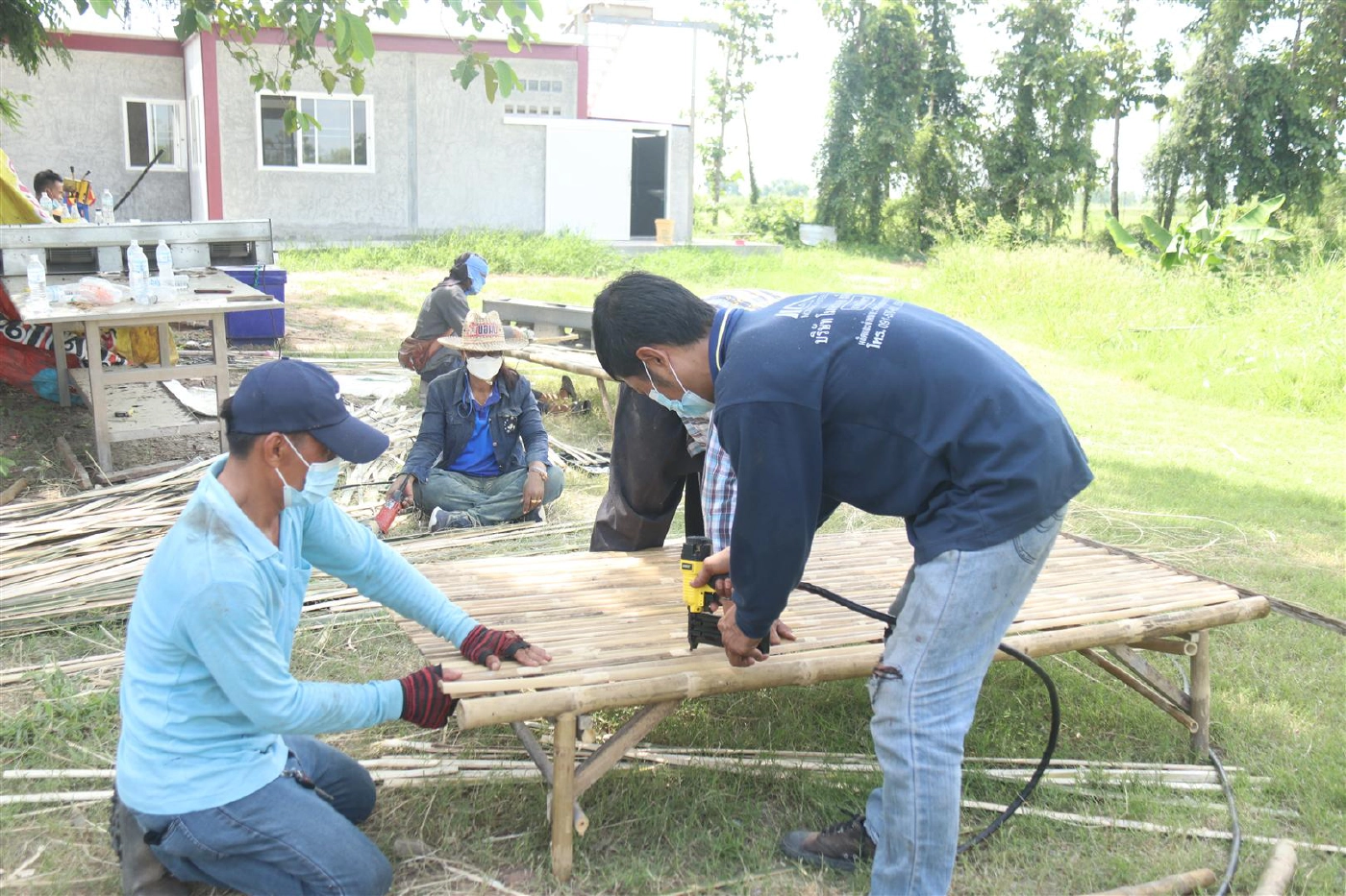 ภูมิปัญญาท้องถิ่น!-ทำแคร่ไม้ไผ่เป็นเตียงผู้ป่วย