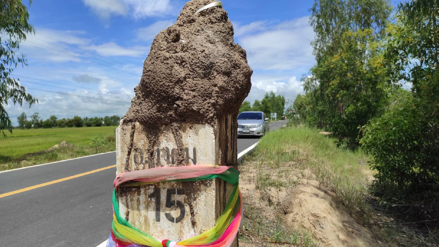 ชาวบ้านแห่ส่องเลขตัวสุดท้ายบนหลักกิโลเมตรจอมปลวก