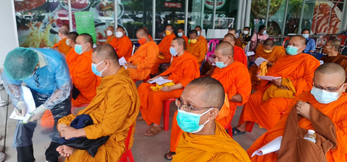 เอกชนจ.ตรัง ควักเงินซื้อวัคซีนฉีดพระสงฆ์ด่านหน้านำร่อง 100 รูป