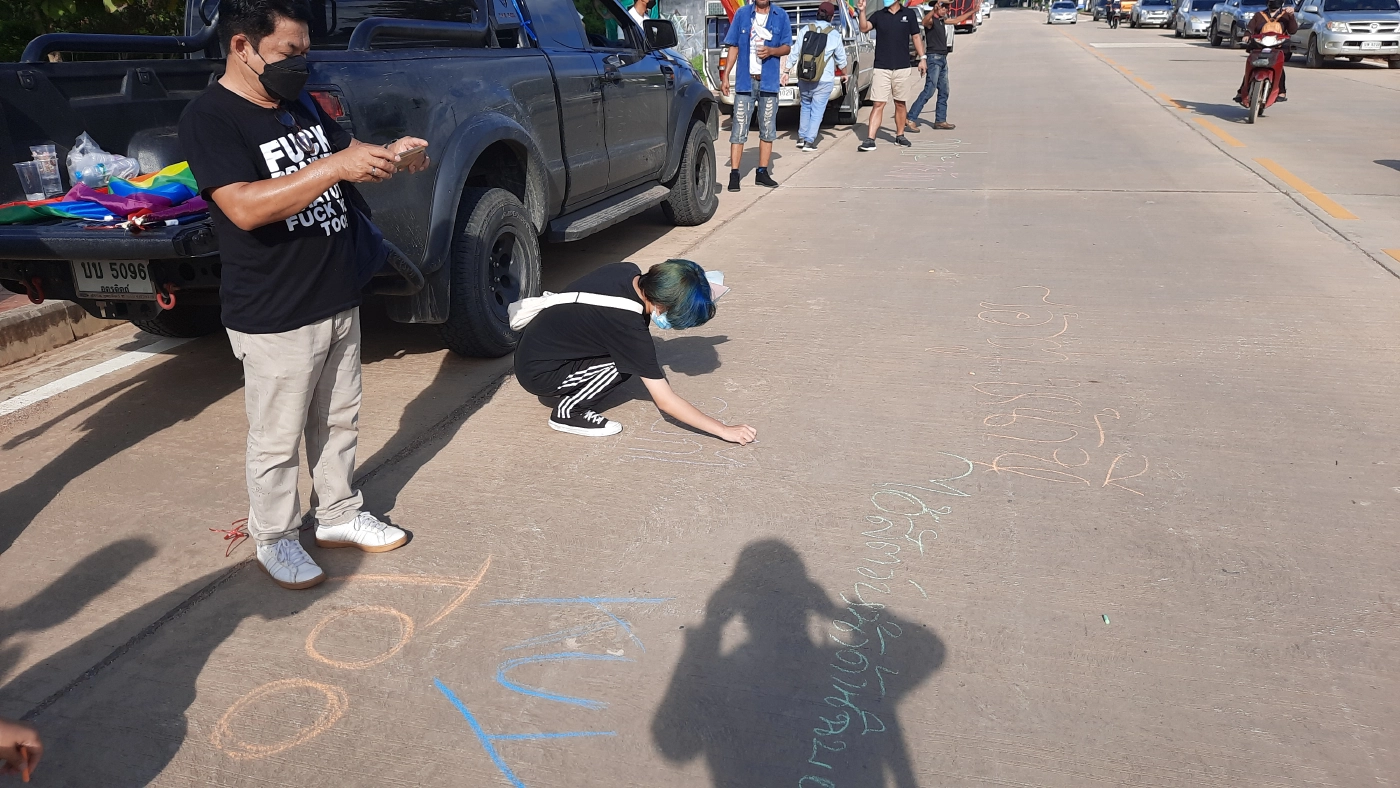 "คาร์ม็อบ"แห่รถ-ชูสามนิ้วรอบเมืองไล่"ลุงตู่"