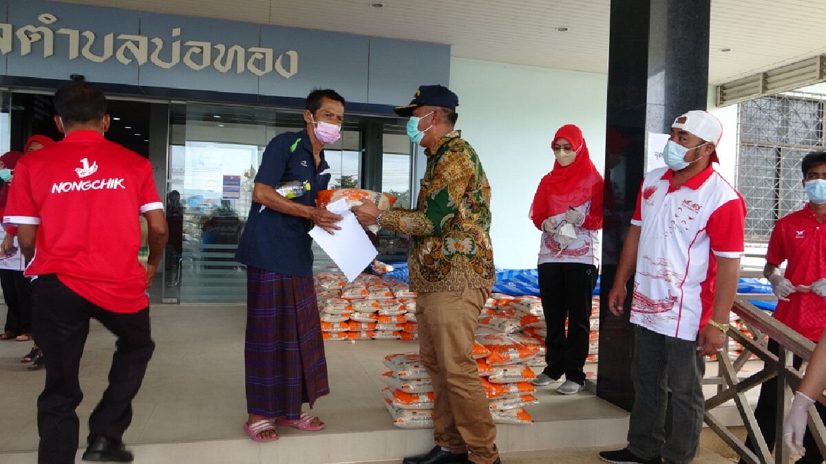 ชาวปัตตานีแห่ฉีดวัคซีนชิงโชค นายกทม.บ่อทองควักเอง
