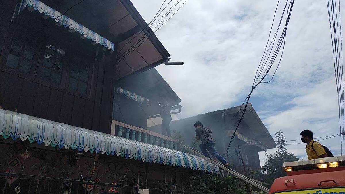 ไฟไหม้บ้านในชุมชนหนองลิ้นจี่หวิดวอดทั้งหลังคาดไฟฟ้าลัดวงจร