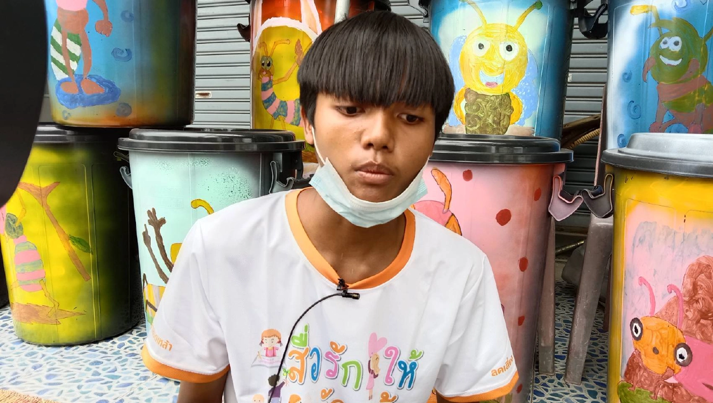 หนุ่มพิมายตระเวนวาดรูปการ์ตูนบนถังขยะ สร้างสีสันชวนคนทิ้งขยะลงถัง
