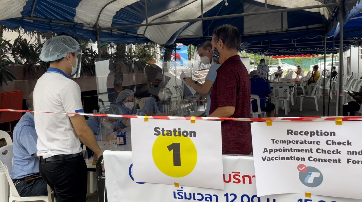 ต่างชาติสูงอายุในเชียงใหม่ แห่ฉีดวัคซีนโควิดสูตรไขว้
